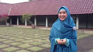 Umur 29 tahun) adalah seorang pemeran indonesia yang memerankan tokoh anna dalam film ketika cinta bertasbih. Daripada Menebar Benci Lewat Petisi Ketahui Dulu 6 Hal Yang Layak Dihargai Dari Oki Setiana Dewi