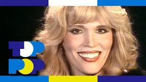 Amanda lear, pseudonimo di amanda tapp (saigon oppure hong kong, 1939), è una cantante, attrice, conduttrice televisiva, scrittrice, pittrice e modella francese naturalizzata britannica. Amanda Lear Follow Me Toppop Youtube