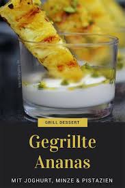 Gegrillte Ananas Mit Frischem Joghurt Minze Und Pistazien Livingbbq De Gegrillte Ananas Grill Dessert Erfrischende Desserts