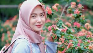 Tidak ada yang salah sebenarnya dalam mempercantik diri dan penampilan, akan tetapi jika dilakukan secara berlebihan (ghuluw) justru akan mendatangkan malapetaka. 6 Tips Cantik Alami Untuk Muslimah Tak Perlu Beli Skincare Mahal Islampos