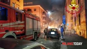 C'è un grattacielo che sta completamente andando a fuoco. Incendio Bicicletta In Fiamme Palazzo Evacuato
