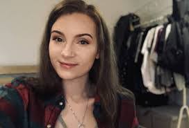 Holly Hammack's Instagram, Twitter & Facebook