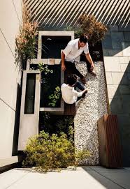 Dengan adanya taman kolam ikan minimalis, selain berfungsi dalam mempercantik rumah juga berfungsi sebagai media sirkulasi udara secara alami desain taman kolam minimalis bisa anda buat dengan menempatkan kolam dibagian belakang dari taman, sehingga kolam seolah menjadi. 20 Desain Kolam Ikan Di Lahan Sempit Kreatif