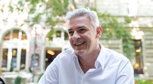 Művészetét több állami és szakmai elismeréssel is díjazták. Alfoldi Robert Barkibol Lehet Ellenseg Magyar Hang