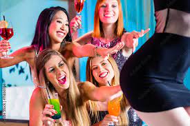 Betrunkene Frauen mit Cocktails im Stripclub Stock Photo | Adobe Stock
