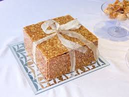 Boite Surprise En Nougatine Garnie De Petits Choux Nougatine Gateaux Et Desserts Petits Choux