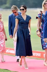 Acquista la nuova stagione di vestiti calvin klein jeans per donna su farfetch. Copia Il Look Di Meghan Markle Abito Di Jeans E Accessori Bon Ton Foto Io Donna