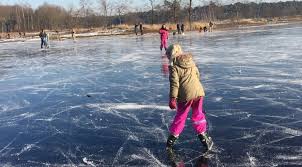 Leaving their crew behind with the ship, mikkelsen sleds across the ice with his inexperienced crew member, iver iversen. Multiple People Fall Into Water After Rescue Services Warn Against Thin Ice Nl Times