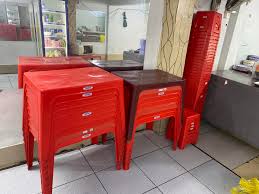 Mình cần thanh lý 20 bàn nhựa lun Duy Tân mới 90% giá 70k/cái(mua mới 120k) và 80 nhựa lùn 15k/ghế Và nhiều xoong cù,dĩa cơm linh tinh khác nửa mình