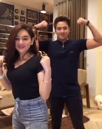 Kompak dengan baju couple bareng wijin, gisella anastasia seksi pakai crop top putih tembus pandang dan ripped jeans. Yakin Cuma Teman Nih 4 Gaya Mesra Kriss Hatta Dan Hana Hanifah Pakai Baju Couple Okezone Lifestyle
