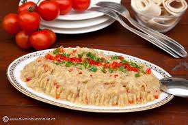 Se coc vinetele, se curăță de coajă și se lasă la scurs pentru câteva ore. Salata De Vinete Cu Ardei Copt Patlican Salatasi Diva In Bucatarie