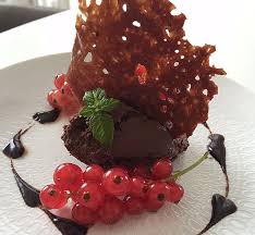 Mousse Au Chocolat Mit Chilinote Und Roten Johannisbeeren Rezept Dessert Ideen Mousse Johannisbeeren