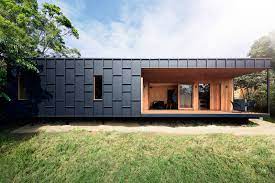 Tampilan eksterior rumah terlihat cantik dan menarik. 5 Inspirasi Eksterior Rumah Warna Hitam Unik Dan Elegan Banget