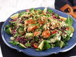 En Matig Och Supergod Sallad Pa Matvete Varmrokt Lax Och Krispiga Gronsaker Till Serveras En Kramig Dressing Med Skont Stin Recept Nyttiga Maltider Sommarmat