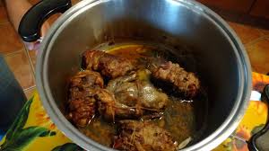 Asciugare con un foglio di carta. Cucinare Piccione Arrosto Lardellato Roasted Pigeon With Bacon And Lard Golub S Panchettoj Youtube