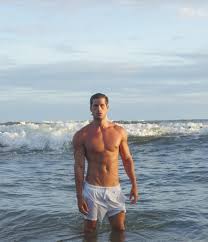 Caio Andrade do BBB24 com o pênis marcando no short branco | Todos Famosos  Nus