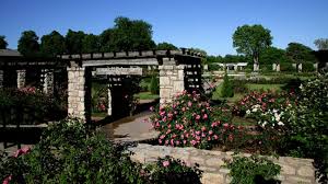 Loose Park Rose Garden Wedding In 2020 Garden Venue Photography Kansas City Garden Pictures