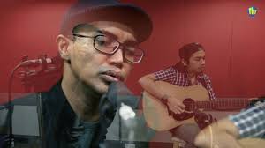 ** * kelam yang pernah beraja sudah lama pergi berganti bias pelangi sedih selubungi hati mencabar yang tak penah menyerah meyakinkan diriku akan kuasa cinta. Ezad Lazim Demi Cinta Youtube