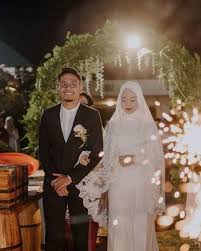 Tentu saja kumpulan tema acara yang menarik memang telah banyak dicari oleh orang di internet. 8 Inspirasi Baju Akad Nikah Warna Putih Yang Simple Popmama Com