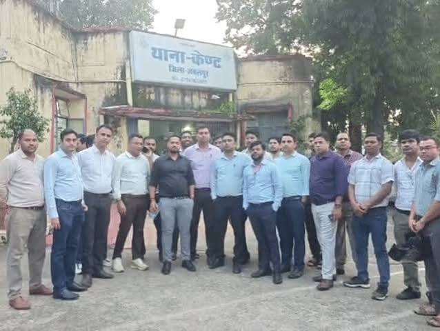 Jabalpur Bank Manager Assaulted During Loan Recovery | CCTV Footage