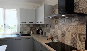 Leur résistance à l'usure est une caractéristique importante dans une zone de forte activité telle est la cuisine. Carreaux De Ciment Habillez Le Sol Les Murs Et La Credence De Votre Cuisine Arthur Bonnet