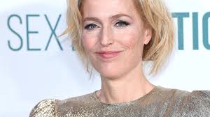 The actress, 49, looked glamorous in a long, black dress while. 2nsdu0xl79z5 M