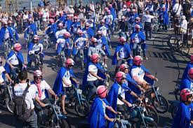 Bosses on mobylettes aim to go racing at le mans. La Meule Bleue Sera Samedi Sur Le Circuit Des 24 Heures Du Mans Le Courrier Vendeen