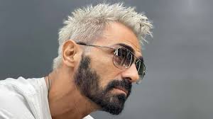 The maroon 5 rocker showed off his bleached locks (and his fiancée, behati prinsloo) in a selfie posted on twitter. Arjun Rampal To Maluma 12 Stylish Men That Are Having A Blonde Moment Rn Gq India