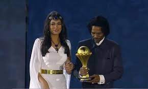 ويعد يوم عرفة من أحد أيام الأشهر الحرم وأحد أيام الأيام المعلومات التي أثنى الله عليها، وأحد لأيام العشر. ØªØ¹Ø±Ù Ø¹Ù„Ù‰ Ø§Ù„ÙÙ†Ø§Ù†Ø© Ù‡Ø§Ø¬Ø± Ø£Ø­Ù…Ø¯ Ø§Ù„ØªÙŠ Ø§Ø³ØªÙ‚Ø¨Ù„Øª Ø³ÙˆÙ†Ø¬ Ø¨Ø±ÙÙ‚Ø© ÙƒØ£Ø³ Ø§Ù„Ø£Ù…Ù… Ø§Ù„Ø§ÙØ±ÙŠÙ‚ÙŠØ©