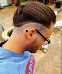 Fade taper undercut merupakan variasi dari taper.rambut akan dipotong pendek pada tiap sisi dan bagian. 13 Ide Top Knot Man Bun Rambut Pria Potongan Rambut Pria Gaya Rambut