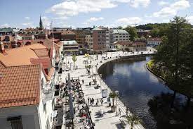 A complete university with the student in the center. Boras Scan Magazine