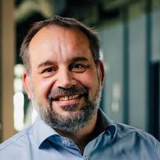 Gisteren mocht ik, mede namens Harold Koster en Ondernemingsrecht  Universiteit Leiden, ons nieuwe boek 'Bedrijfsovername' aanbieden aan de  Decaan van de Rechtenfaculteit Leiden, Suzan Stoter.