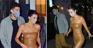 Kendall jenner straddles beau devin booker in the kitchen and cuddles with him on a private plane. Kendall Jenner Holds Hands With Boyfriend Devin Booker On Date Night Metro News