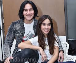 Bakat acting dan wajah tampan yang dimiliki suami marsha timothy ini memang tidak dapat dipungkiri lagi. Vino G Bastian Marsha Timothy Susahnya Syuting Bareng Suami Tabloidbintang Com