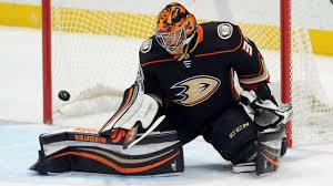 Ryan miller (sq) giocatore di hockey su ghiaccio statunitense (it); Ryan Miller Passes John Vanbiesbrouck For Most Wins By U S Born Goaltender Abc30 Fresno