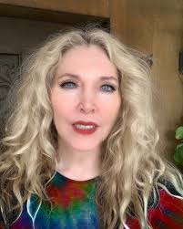 En medio de la semana disfrutando un nuevo día. Feliz miércoles.  🙏🏻♥️💀🎭💋🌵