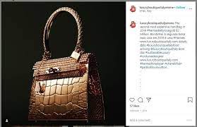 Prada adalah salah satu merek terkenal dari italia, yang lahir pada 1913. 4 Tas Wanita Termahal Di Dunia Harganya Capai Puluhan Miliar Rupiah