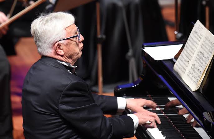 VIDEO. Maestro Raimonds Pauls saņēmis apbalvojumu par mūža ieguldījumu  mūzikā sabiedrības labā | LA.LV