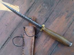 When a player kills an enemy with a knife, the victim gets demoted, losing a level and going back to their previous weapon. Toy Arsenal Walking Dead Season 8 Daryl Dixon Knife Facebook