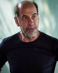 Max perde tudo e Regina se revolta: 'Irresponsável e burro!'