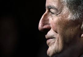 El legendario cantante Tony Bennett revela que padece alzhéimer