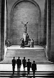 Allow plenty of time on your le louvre day for lounging around the fountain before or after your visit. Frenchvintagegallery Museum Le Louvre Paris 1950 S By Patrice Molinard Louvre Paris Louvre Museum Louvre