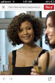 Shorter Than Shoulder Length Curly Hair Style Actress Thandie Newton Curly Hair Tips Shoulder Length Curly Hair Curly Hair Styles Naturally