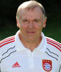 Juni 1954 in london) ist ein deutscher fußballprofi und ehemaliger spieler. Bayern Vereinslegende Hermann Gerland Greift Zur Schippe Kicker