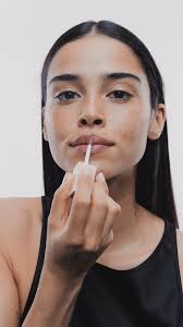 Multifunkcyjny cień do powiek INGLOT to wszechstronny kosmetyk, który nie  tylko spełnia funkcję cienia do powiek, ale w zależności od wybranego  odcienia, może także służyć jako rozświetlacz, bronzer, baza, korektor,  pomadka lub