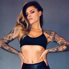 Sophia's left arm is tattooed with two beautiful roses done in black shading. Sophia Thomalla Dieses Foto Macht Ihre Fans Sauer Intouch