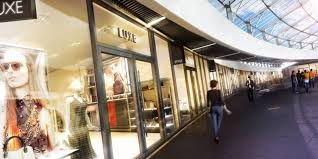 Liquidations, faillites, invendus, fins de stocks ou encore défauts d'emballages, produits déclassés ou annulations de commandes sont autant de raisons qui se payer un outil de marque pour le prix d'un produit de seconde zone, acheter des vêtements d'une grande griffe pour une somme modique et. Les Recettes Des Grandes Marques Pour Ecouler Leurs Invendus Capital Fr