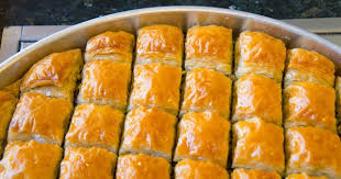 Yumurtayı, sütü, sıvı yağı, sirkeyi, (sirke daha gevrek baklava hamuru soğuk şerbetin sıcak olması gerekiyor o nedenle en son şerbeti hazırlamak gerekiyor. 1 Tepsi Baklavanin Serbeti Nasil Yapilir Nasil Dokulur