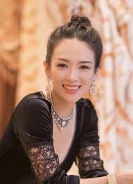 Trong chương trình đối thoại với chương tử di diễn ra tại khuôn khổ lhp toronto lần thứ 41, chương tử di chia sẻ chuyện hậu trường của một số bộ phim nổi tiếng. 20 NÄƒm TrÆ°á»›c ChÆ°Æ¡ng Tá»­ Di Máº·c Vay Mau Ä'á» Cung TrÆ°Æ¡ng Nghá»‡ MÆ°u Len San Kháº¥u Nháº­n Giáº£i Sau Khi BÆ°á»›c Xuá»'ng Vá»‹ Ä'áº¡o Diá»…n Ä'a Ráº¥t Tá»©c Giáº­n Va Chá»­i