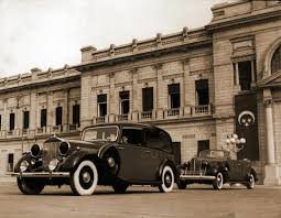 صورة السيارات الملكية بجانب قصر عابدين سنة 1940 Egypt Egypt History Visit Egypt